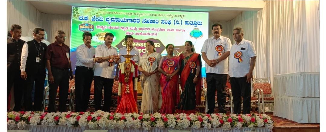 ಸುಳ್ಯ ಜೇನು ವ್ಯವಸಾಯಗಾರರ ನೂತನ ಕಟ್ಟಡ, ಆಧುನಿಕ ಸಂಸ್ಕರಣಾ ಘಟಕ, ಜೇನು ಚಾಕಲೇಟ್ ಇದರ ಲೋಕಾರ್ಪಣೆ| ಜಿಲ್ಲೆಯ ಉತ್ಪನ್ನಗಳು ವಿಶ್ವವ್ಯಾಪಿಯಾಗಲಿ – ಶೋಭಾ ಕರಂದ್ಲಾಜೆ