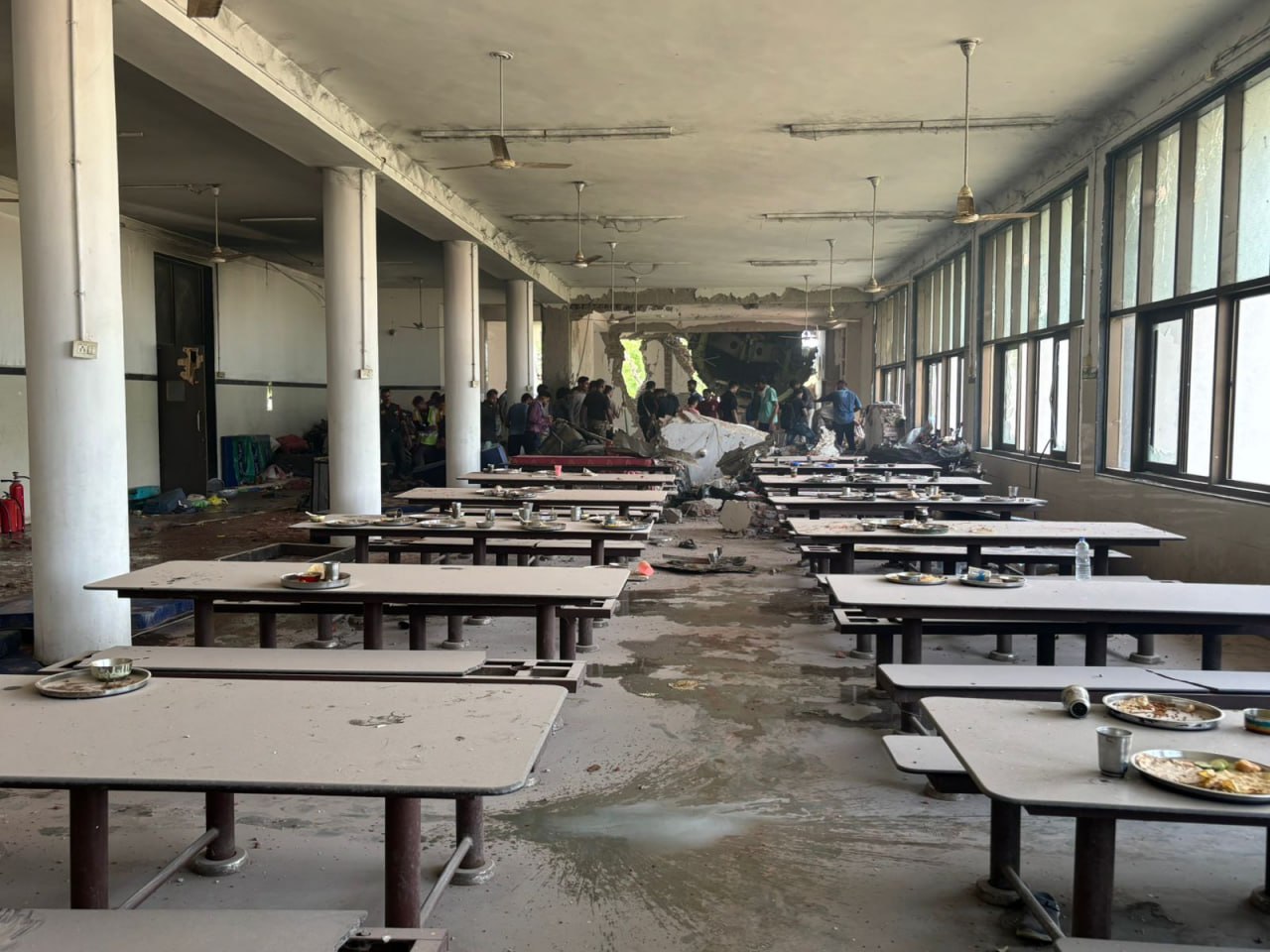 ಅಹ್ಮದಾಬಾದ್: ಪತನಗೊಂಡು ಕಾಲೇಜು ಹಾಸ್ಟೆಲ್ ಗೆ ಅಪ್ಪಳಿಸಿದ ವಿಮಾನ| 30 ವಿದ್ಯಾರ್ಥಿಗಳು ಸಾವನ್ನಪ್ಪಿರುವ ಶಂಕೆ