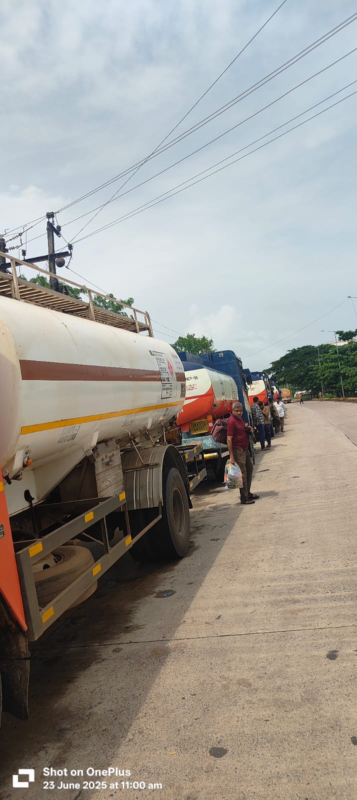 ಮಂಗಳೂರು: ಇಂಡಿಯನ್ ಆಯಿಲ್ ಟ್ಯಾಂಕರ್ ಚಾಲಕರ ದಿಢೀರ್ ಪ್ರತಿಭಟನೆ| ಮನವಿಗೆ ಸ್ಪಂದಿಸಿದ ಅಧಿಕಾರಿಗಳು