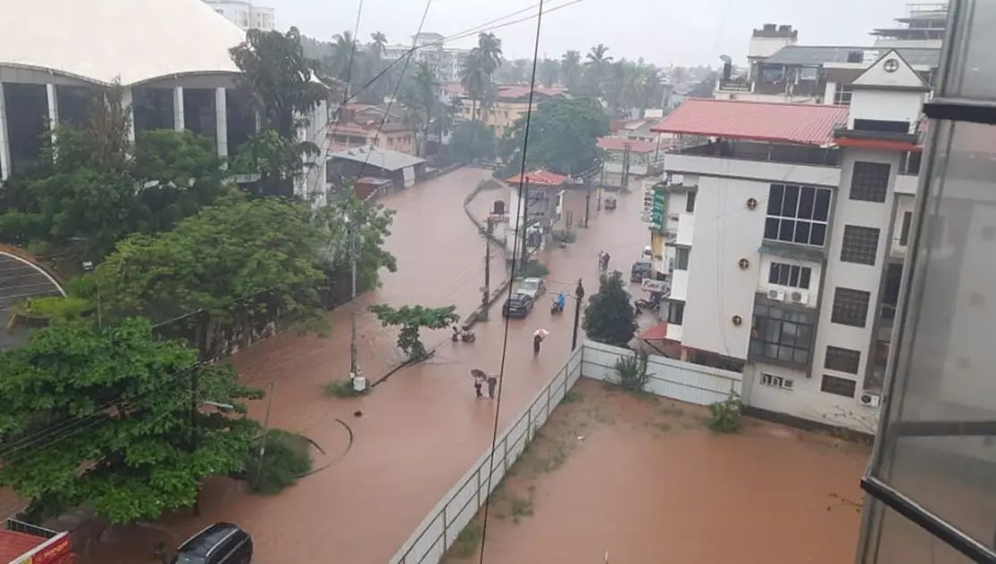 ಮಂಗಳೂರಿನಲ್ಲಿ ಅಬ್ಬರಿಸಿದ ವರುಣ; ಜನಜೀವನ ಅಸ್ತವ್ಯಸ್ಥ