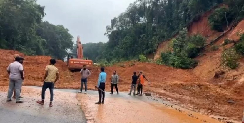 ರಾಷ್ಟ್ರೀಯ ಹೆದ್ದಾರಿ 75ರಲ್ಲಿ ಗುಡ್ಡ ಕುಸಿತ| ಮಂಗಳೂರು – ಬೆಂಗಳೂರು ರಸ್ತೆ ಸಂಚಾರ ತಾತ್ಕಾಲಿಕ ಸ್ಥಗಿತ