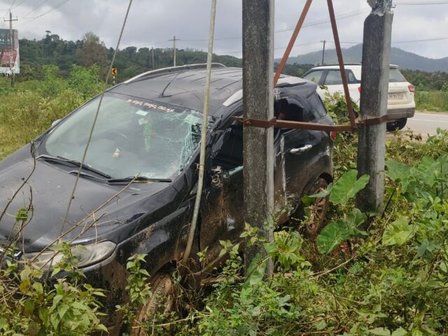 ಚಾಲಕನ ನಿಯಂತ್ರಣ ತಪ್ಪಿ ಟ್ರಾನ್ಸ್ ಫರ್ ವಿದ್ಯುತ್ ಕಂಬಕ್ಕೆ ಡಿಕ್ಕಿ ಹೊಡೆದ ಕಾರು 