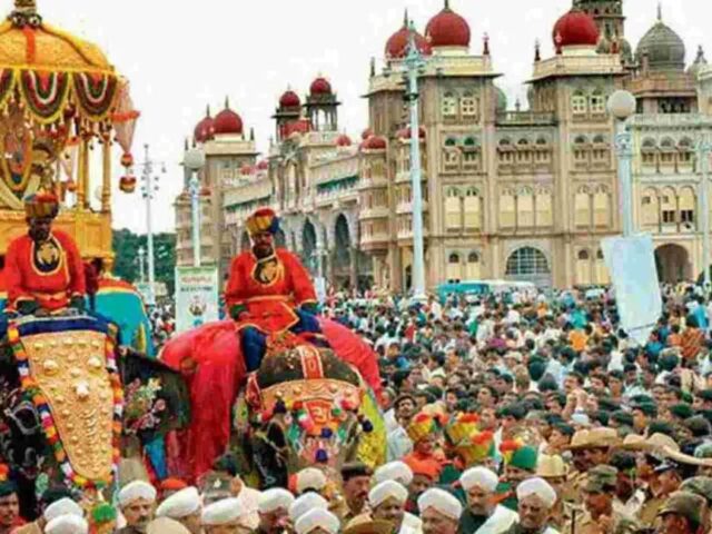 ಇಂದು ಮೈಸೂರಿನಲ್ಲಿ ವಿಶ್ವವಿಖ್ಯಾತ ಜಂಬೂ ಸವಾರಿ| ಅಭಿಮನ್ಯುವಿನ ಮೇಲೆ ಅಂಬಾರಿಯಲ್ಲಿ ರಾರಾಜಿಸಲಿದ್ದಾಳೆ ನಾಡದೇವಿ ಚಾಮುಂಡಿ