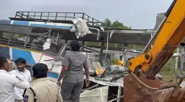 ತೆಲಂಗಾಣ: ಸಾರಿಗೆ ಬಸ್ ಮೇಲೆ ಮಗುಚಿದ‌ ಟಿಪ್ಪರ್| 17 ಮಂದಿ ದುರಂತ ಸಾವು