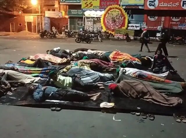 ಅಥಣಿ: ಕಬ್ಬಿಗೆ ಬೆಂಬಲ ಬೆಲೆ ಹೆಚ್ಚಿಸಲು ಆಗ್ರಹ| ರಸ್ತೆಯಲ್ಲೇ‌ ಮಲಗಿ ಪ್ರತಿಭಟನೆ