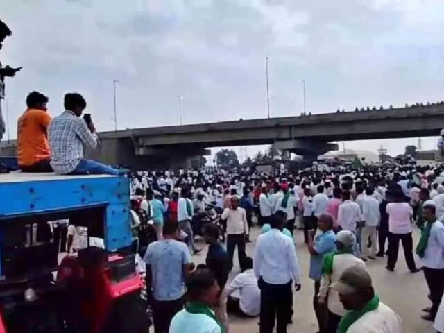 ಬೆಳಗಾವಿ: ತೀವ್ರ ಸ್ವರೂಪ ಪಡೆದ ಕಬ್ಬು ಬೆಳೆಗಾರರ ಹೋರಾಟ| ರಾ.ಹೆದ್ದಾರಿ ತಡೆದು ಪ್ರತಿಭಟನೆ| ಲಾಠಿಚಾರ್ಜ್ ನಡೆಸಿದ ಪೊಲೀಸರ ಮೇಲೆ ಕಲ್ಲು ತೂರಾಟ