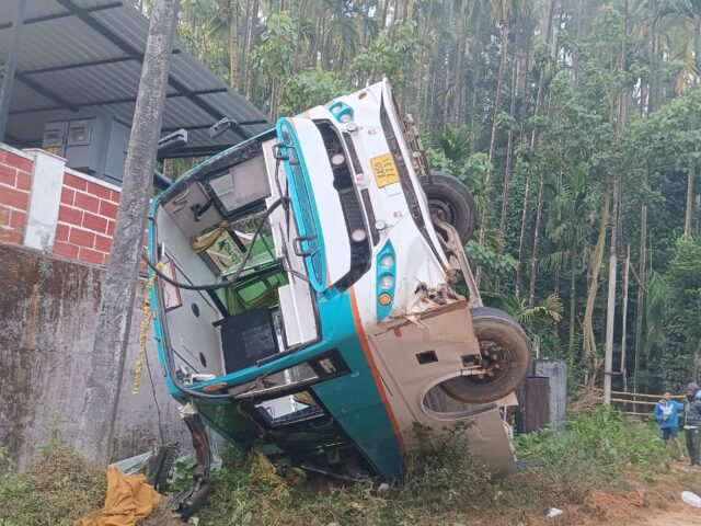 ಕಳಸ ಕಲ್ಮಕ್ಕಿ ಬಳಿ ಟೂರ್ ಬಸ್ ಪಲ್ಟಿ: ಹಲವರಿಗೆ ಗಾಯ