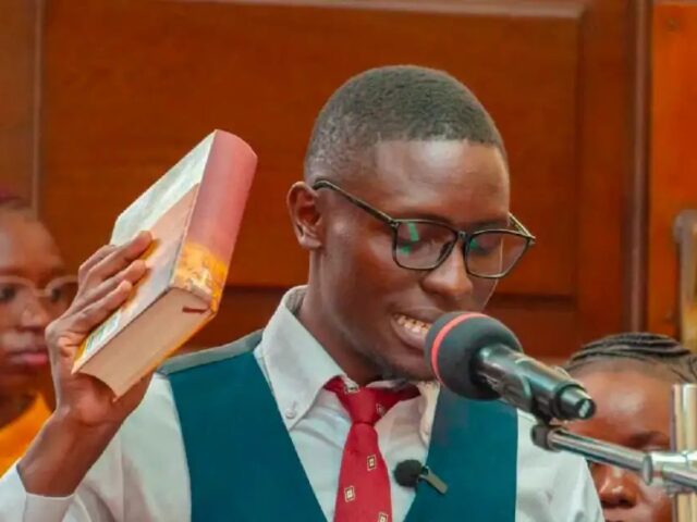 ಭಗವದ್ಗೀತೆ ಹಿಡಿದು ಪ್ರಮಾಣವಚನ ಸ್ವೀಕರಿಸಿದ ಕೀನ್ಯಾದ ಶಾಸಕ