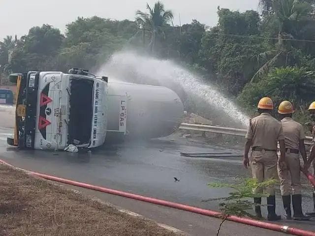 ಉಡುಪಿ: ಚಾಲಕನ ನಿಯಂತ್ರಣ ತಪ್ಪಿ ಗ್ಯಾಸ್ ಟ್ಯಾಂಕರ್ ಪಲ್ಟಿ