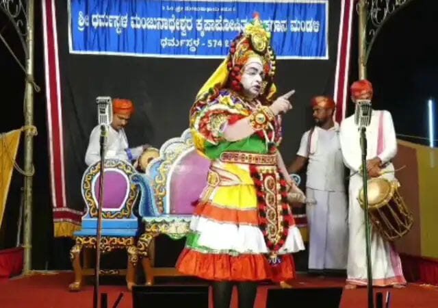 ‘ಶಿಳ್ಳೆ ಹಾಕಿದ್ದು ಯಾರು? ಇಷ್ಟವಿಲ್ಲದಿದ್ರೆ ಬನ್ಸ್ ತಿಂದು ಹೋಗಿ”| ಯಕ್ಷರಂಗದಿಂದಲೇ ಪ್ರೇಕ್ಷಕರ ವಿರುದ್ಧ ಕಲಾವಿದ ಅಶೋಕ್ ಭಟ್ ಉಜಿರೆ ಗರಂ