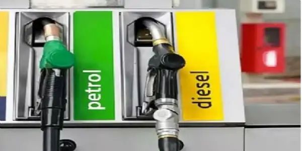 ಪೆಟ್ರೋಲ್, ಡೀಸೆಲ್‌ ಮೇಲಿನ ಅಬಕಾರಿ ಸುಂಕ ಕಡಿತಗೊಳಿಸಿದ ಕೇಂದ್ರ| ಬೆಲೆ ಏರಿಕೆಯ ಅನಿಶ್ಚಿತತೆ ನಡುವೆಯೂ ಮಹತ್ವದ ನಿರ್ಧಾರ