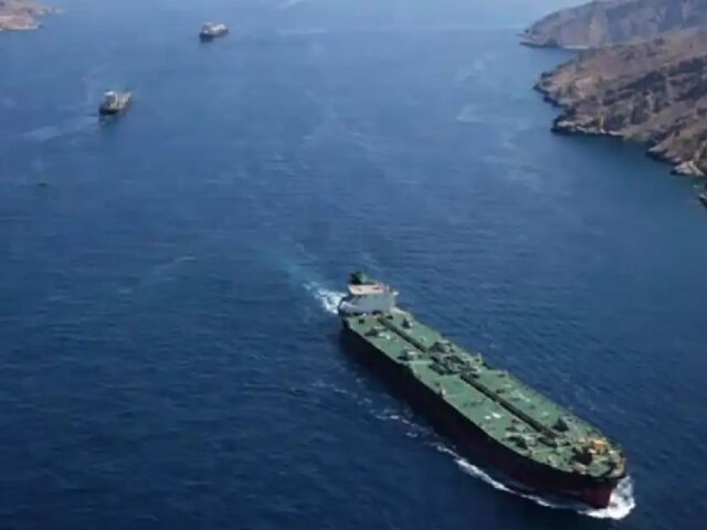 ಕದನ ವಿರಾಮ ಬೆನ್ನಲ್ಲೇ ಹಾರ್ಮುಜ್ ಜಲಸಂಧಿ ತೆರವು| ತೈಲ ಸಾಗಣೆ ಸುಗಮ, ಕಚ್ಚಾ ತೈಲ‌ ಬೆಲೆಯಲ್ಲಿ ಕುಸಿತ