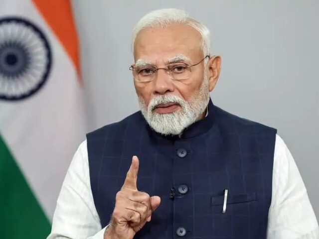 ಪ್ರಧಾನಿ ನರೇಂದ್ರ ಮೋದಿ ಚುನಾಯಿತ ಸಂಸದರ ಸ್ವಾತಂತ್ರ್ಯ ಪ್ರಶ್ನಿಸಿದ್ದಾರೆ| ಕಾಂಗ್ರೆಸ್ ನಿಂದ ಹಕ್ಕುಚ್ಯುತಿ ನಿರ್ಣಯ ಮಂಡನೆ