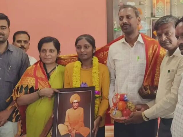 ತಾನು ದುಡಿಯುತ್ತಿರುವ ಸರ್ಕಾರಿ ಶಾಲೆಯಲ್ಲಿ ಓದಿಸಿ ಮಗಳನ್ನು ರಾಜ್ಯಕ್ಕೆ ಟಾಪರ್ ಮಾಡಿದ ಶಿಕ್ಷಕ