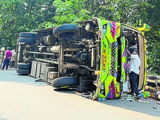 ಚಾರ್ಮಾಡಿ ಘಾಟ್ ನಲ್ಲಿ ಪ್ರವಾಸಿ ಬಸ್ ಉರುಳಿ ಬಿದ್ದು ಹಲವರಿಗೆ ಗಾಯ