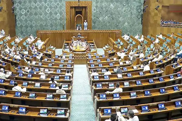 ಗಲಾಟೆ, ಗೊಂದಲದ ನಡುವೆಯೇ ಸಂಸತ್ತಿನಲ್ಲಿ ಪ್ರಮುಖ 3 ಮಸೂದೆಗಳ ಮಂಡನೆ