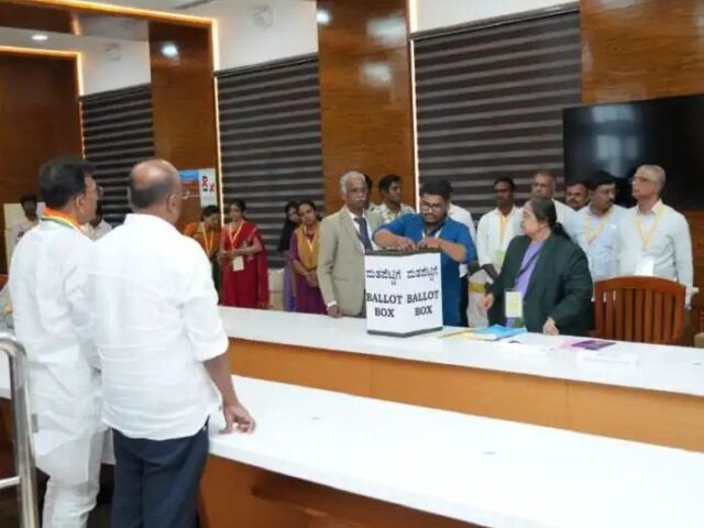 ಮೊದಲ ಟಾಸ್ಕ್ ನಲ್ಲೇ ಪಾಸ್ ಆದ ಸಿಎಂ ಡಿಕೆಶಿ| ಪರಿಷತ್ ಚುನಾವಣೆಯಲ್ಲಿ ಐದು ಸ್ಥಾನ ಗೆದ್ದ ಕಾಂಗ್ರೆಸ್| 2 ಸ್ಥಾನಕ್ಕೆ ತೃಪ್ತಿಪಟ್ಟ ಬಿಜೆಪಿ; ಸೊನ್ನೆ ಸುತ್ತಿದ ಜೆಡಿಎಸ್