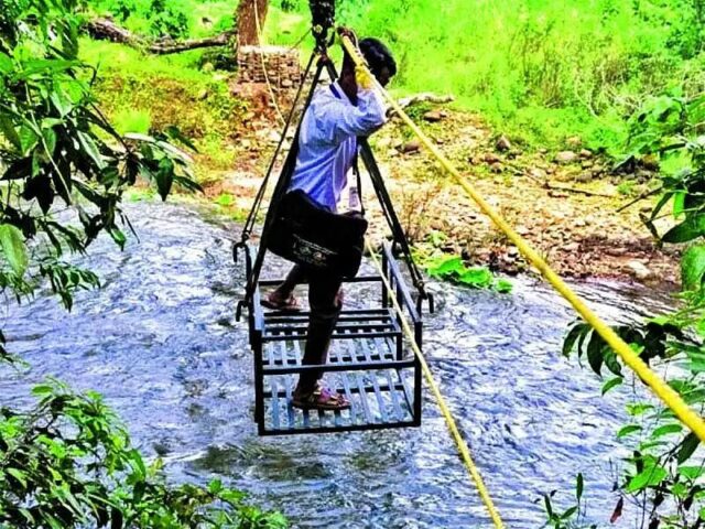 ಸುಬ್ರಹ್ಮಣ್ಯ: ಮತದಾರರ ಭೇಟಿಗೆ ಹಗ್ಗದ ಸಹಾಯದಿಂದ ಹೊಳೆ ದಾಟಿದ ಬಿಎಲ್ಒ!!