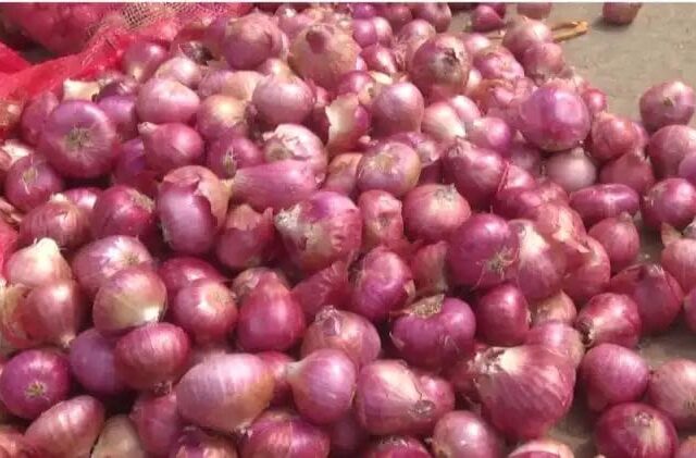 ದಿಢೀರ್ ಪಾತಾಳಕ್ಕೆ ಕುಸಿದ ಈರುಳ್ಳಿ ದರ